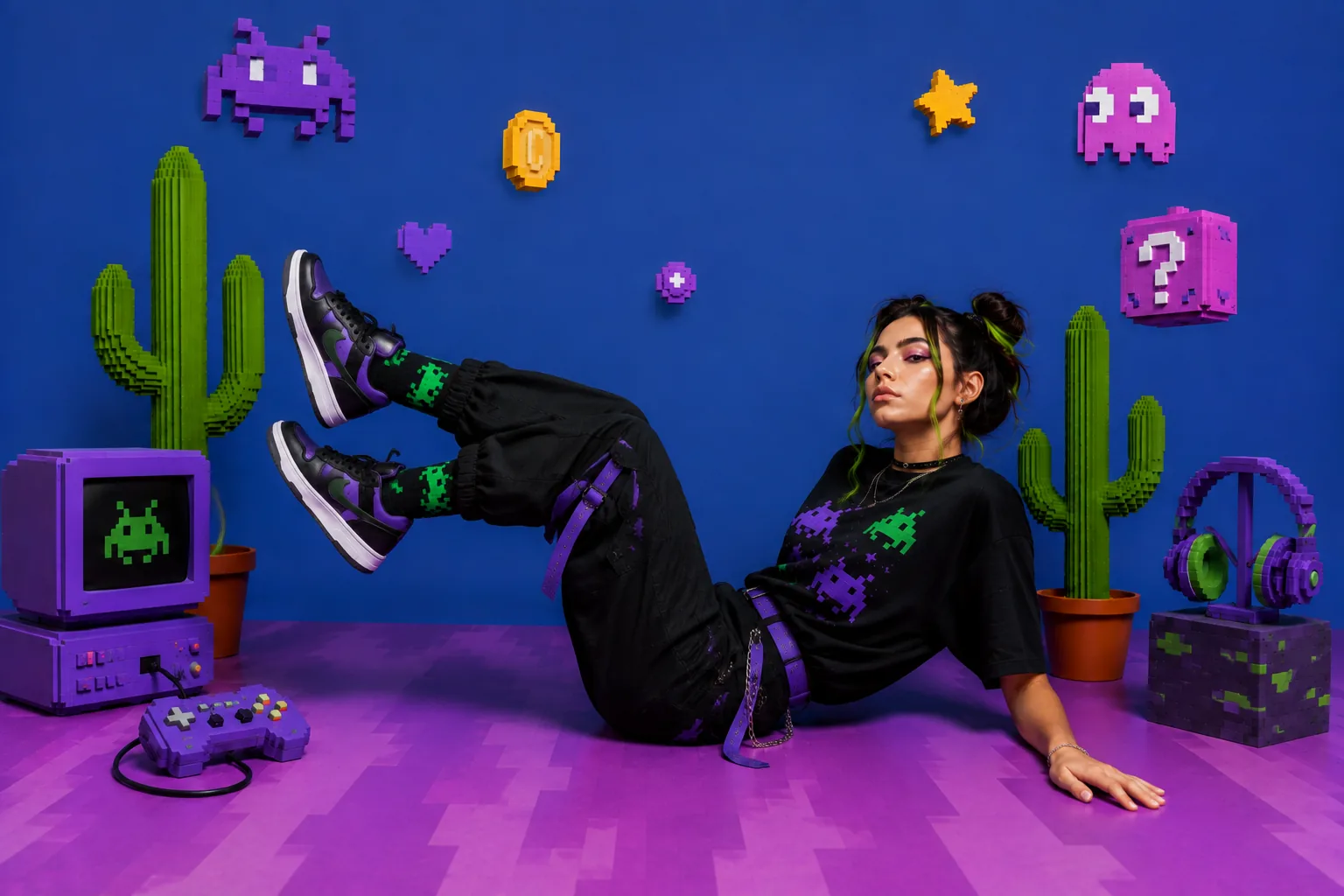 Giocatrice in un ambiente colorato ispirato ai videogiochi